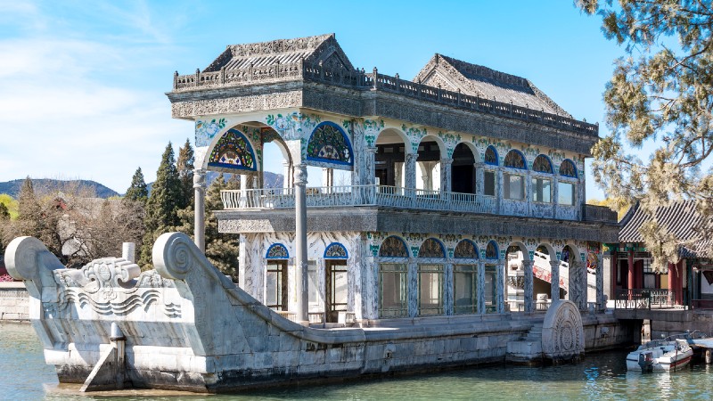 bygninger, palass, bru, vann og mennesker 