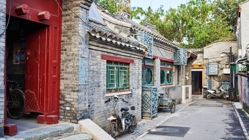 hus , moped og asfalt