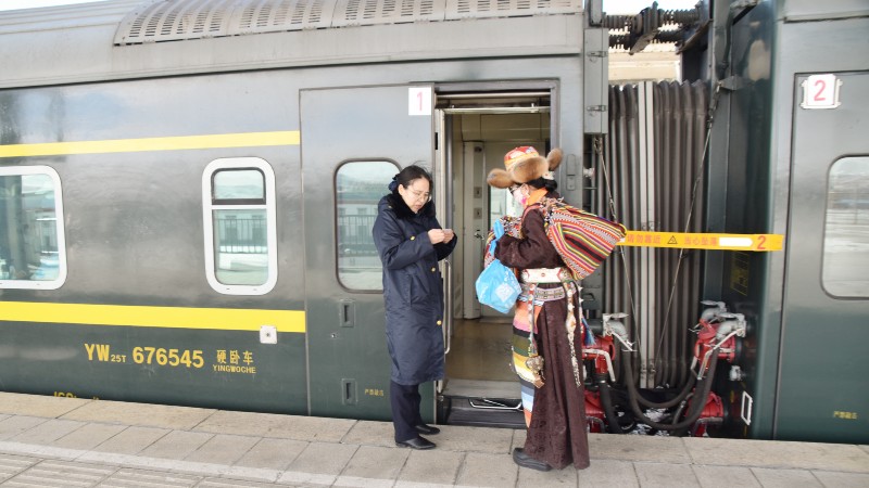 mennsker p� en perrong utenfor toget 