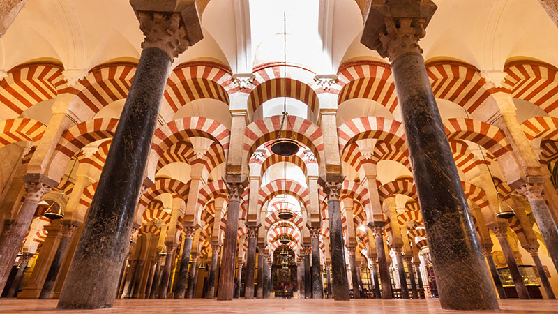 La Mezquita sett innvendig, med mange vakre søyler og buede tak