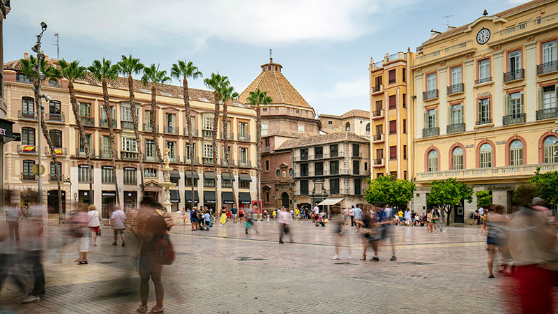 Åpen plass med folk i Malaga