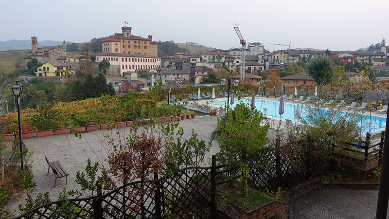 Utsikt fra hotellrommet over landsbyen Barolo og hotellets svømmebasseng 