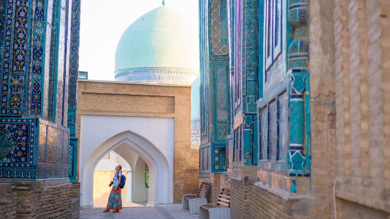 En kvinne utforsker vakre Shah-i-Zinda komplekset