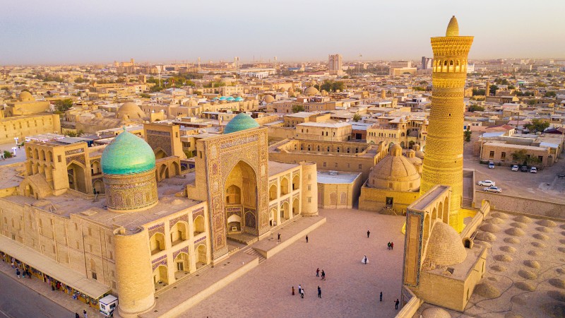 Oversikt over Bukhara sentrum, med Mir-i Arab Madrasah og Kalon Minaret