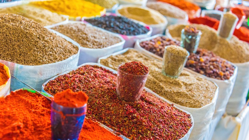 Fargerike krydder solgt på Chorsu Bazaar