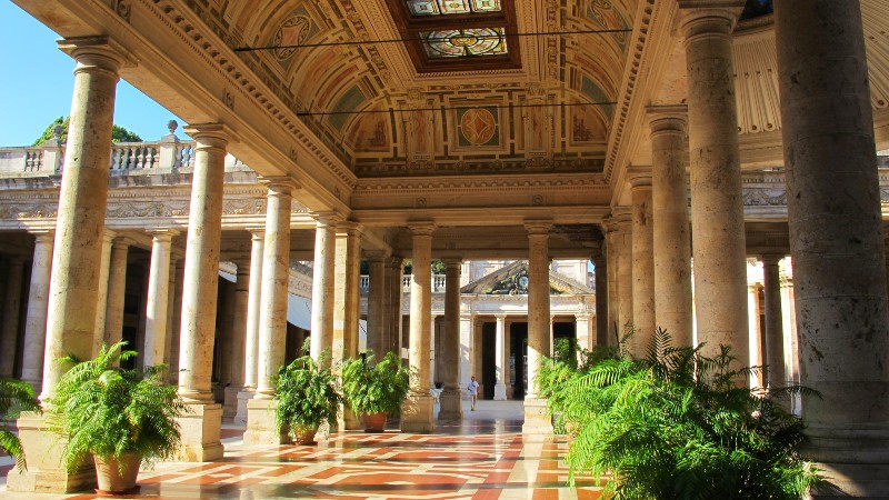 Montecatini Terme Vakre søyler i et gammelt bygg i Montecatini Terme