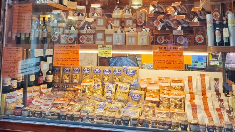 Smakfulle matvarer Butikkvindu med lokale italienske matvarer