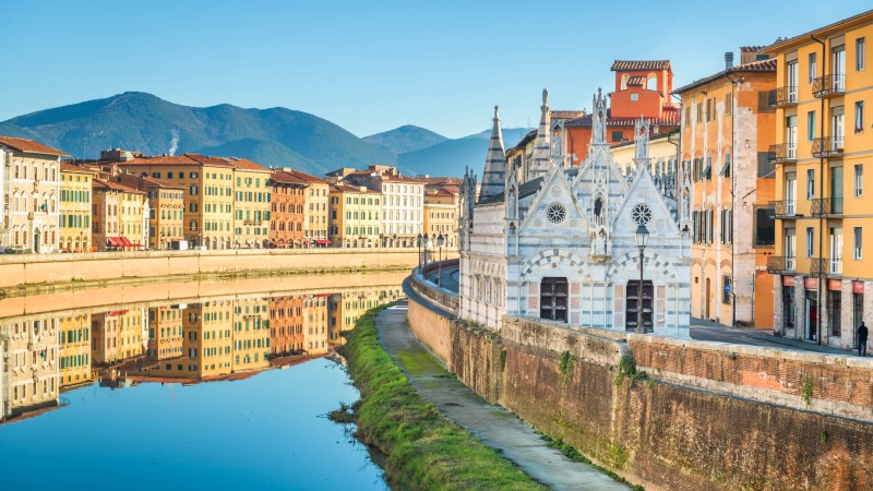 Pisa Gamle bygninger langs elven i Pisa