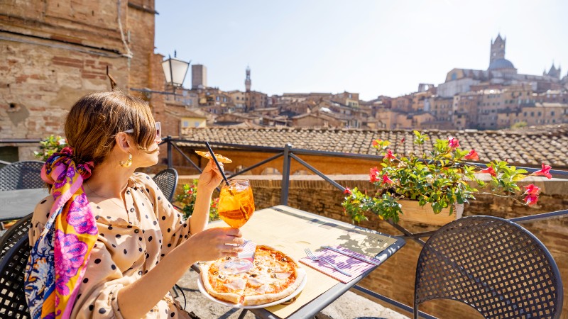 Siena En kvinner nyter lunsj med fin utsikt utover Siena