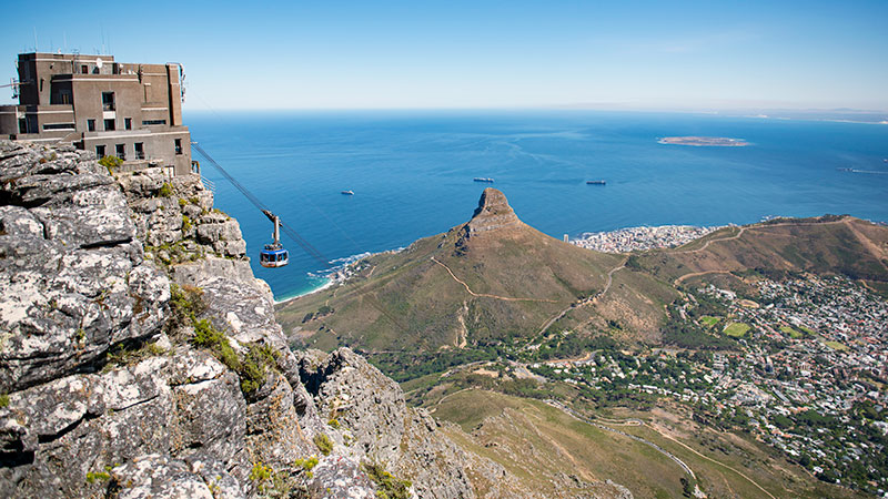 Taubane opp til Table Mountain, med havet i bakgrunnen