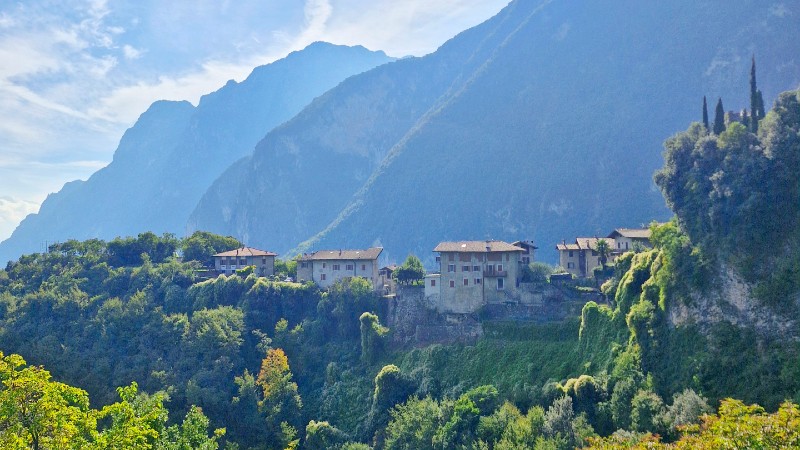 Gamle murhus med fjell i bakgrunnen