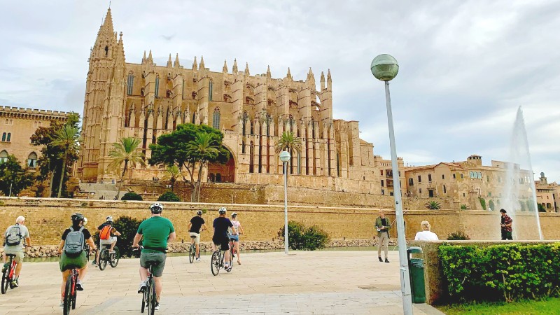 Palma Syklister sykler forbi katedralen La Seu i Palma