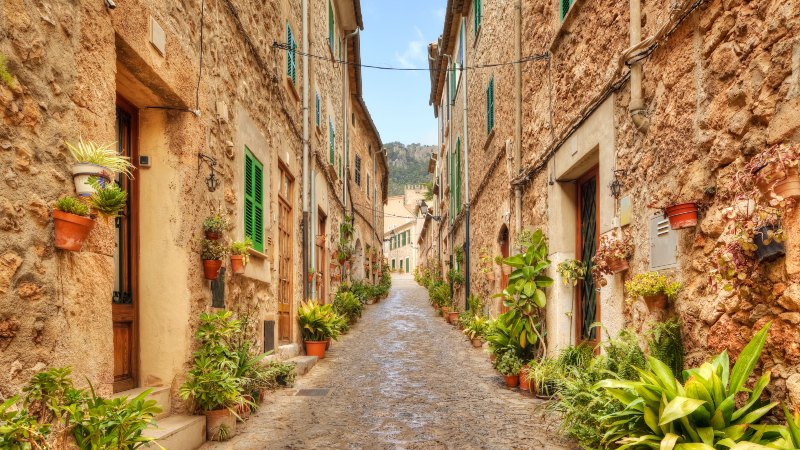 Valldemossa En liten gate med gamle steinhus på hver side i Valldemossa