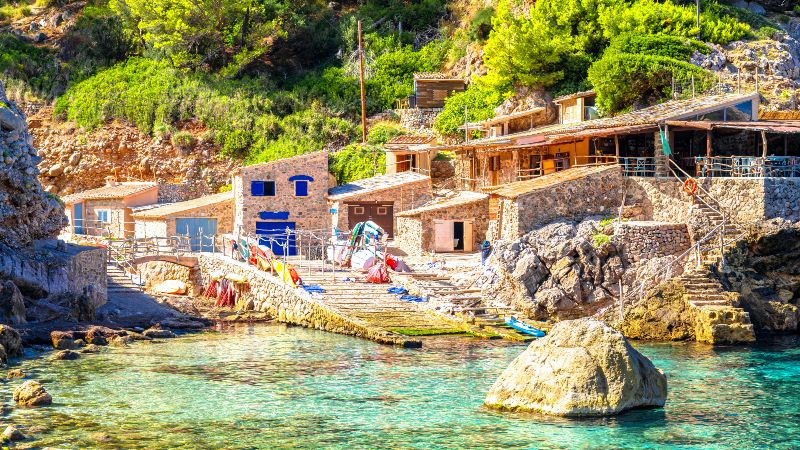 Deia Liten havn med steinhus og krystallklart vann på Mallorca