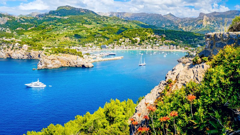 Sóller Vakker bukt på Mallorca med seilbåter og frodige fjellsider