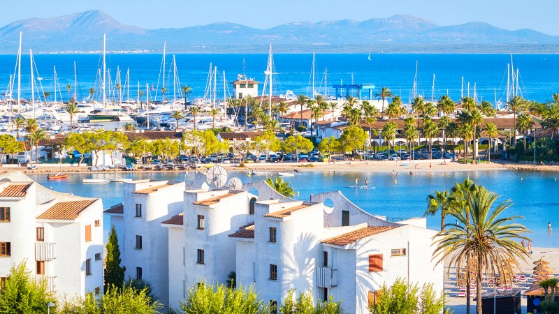 Alcúdia Hvite steinhus, seilbåter og strand i Alcúdia