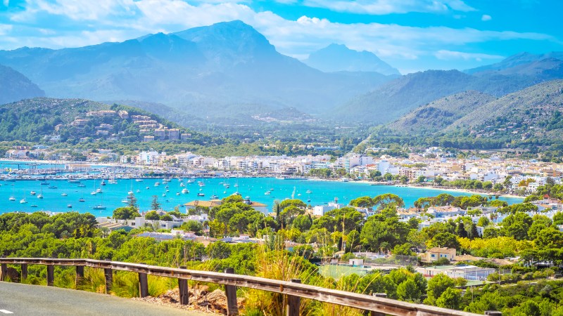 Port de Pollença Utsikt mot Port de Pollença, med turkist hav og fjell i bakgrunnen