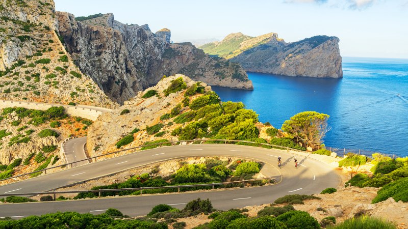 Cap Formentor Fin svingete vei ved Cap Formentor, med bratte klipper og havet til siden