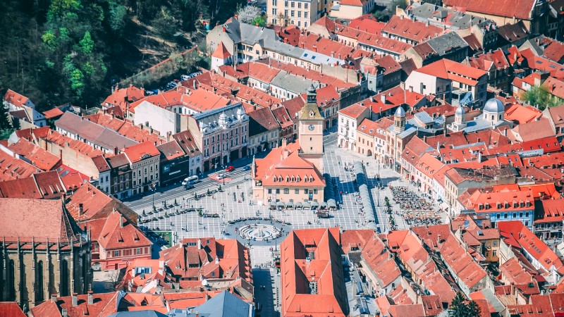 Oversikt over torget i Brasov