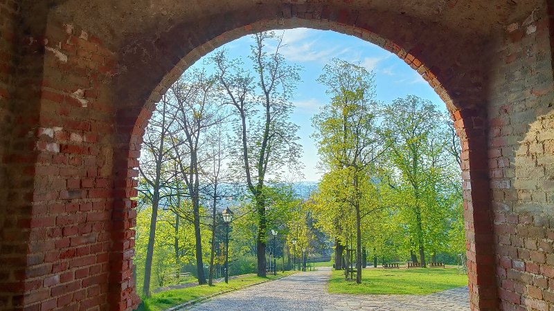 Gr�nn park ved slottet i Brno
