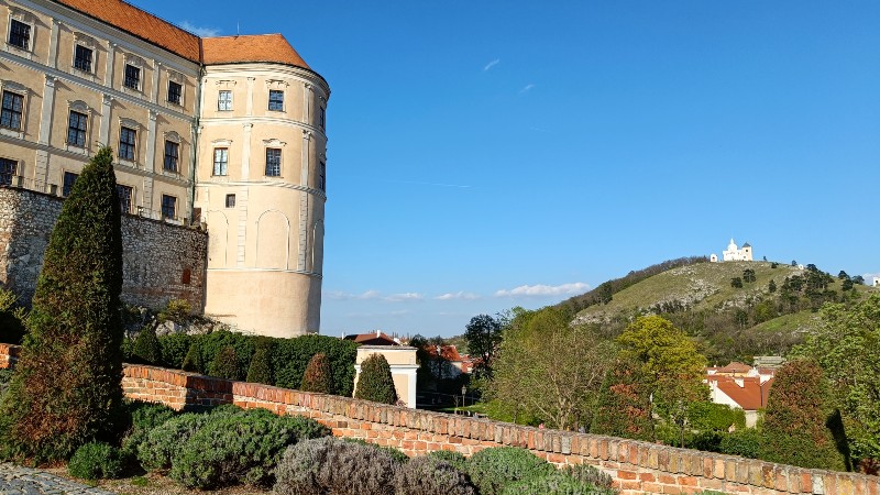Slottet og utsikt i Mikulov