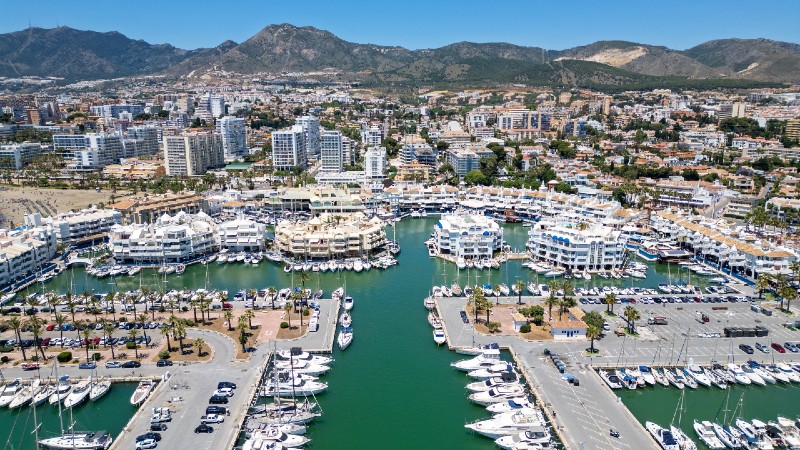 b�ter, havn og bygninger