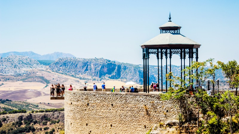 mennesker p� et utsiktspunkt