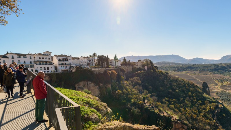 mann som kikker utover landskapet