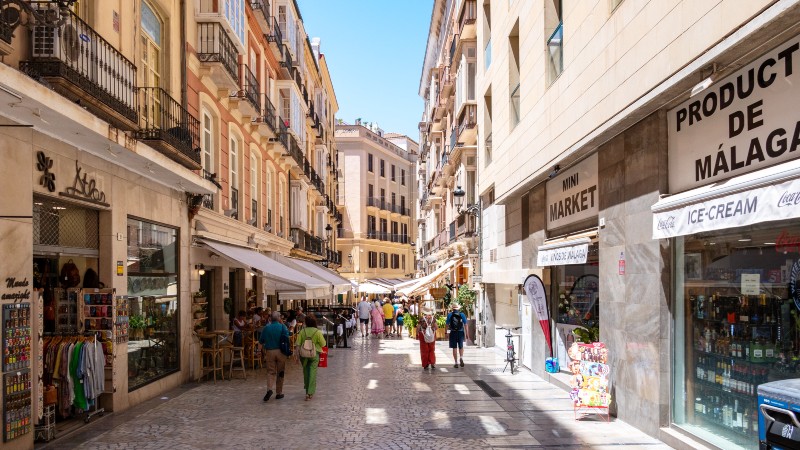 mennesker som g�r i en handlegate