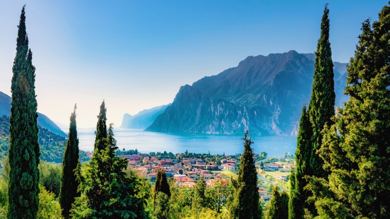 Torbole trær, vann og bygninger