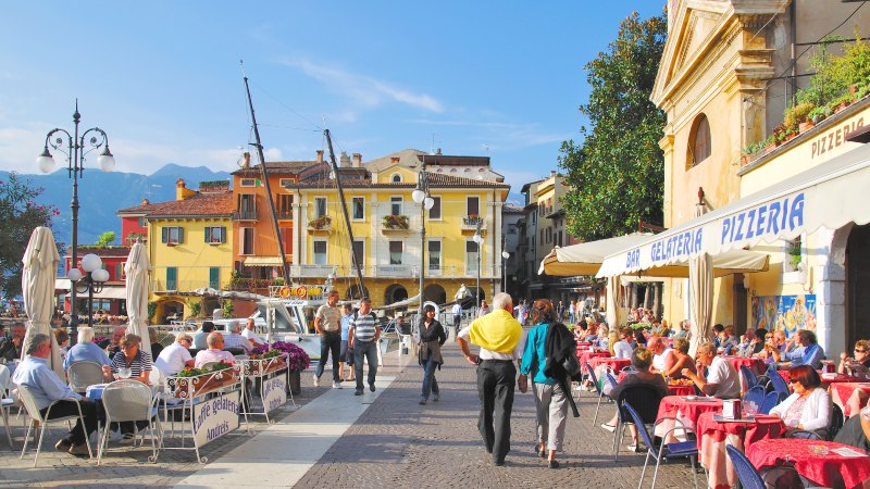 Malcesine ved Gardasjøen bord,krakker, mennesker og hus