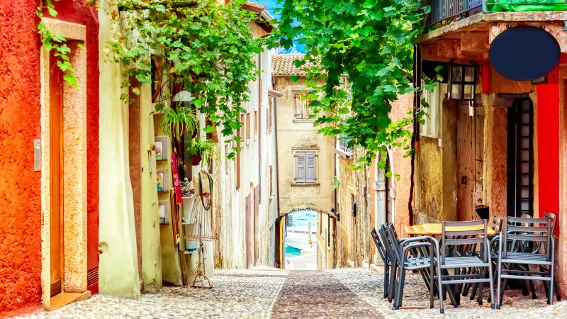 Malcesine ved Gardasjøen byninger og brosteinsgate