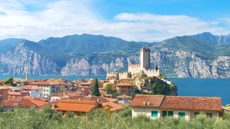 Malcesine  bygninger, fjell og sjø