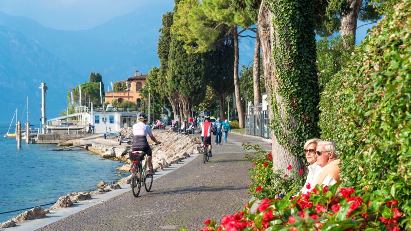 Malcesine  sykler, sti, mennesker og sjø