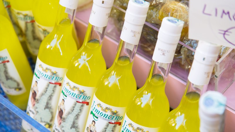 Limoncello flasker med gult drikke