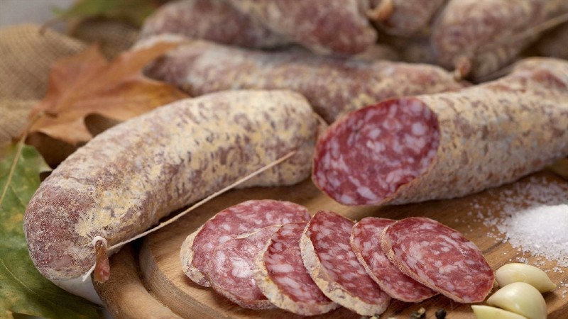 Deilige lokale produkter pølse og hvitløk