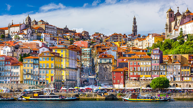 Fargerike hus i gamlebyen i Porto