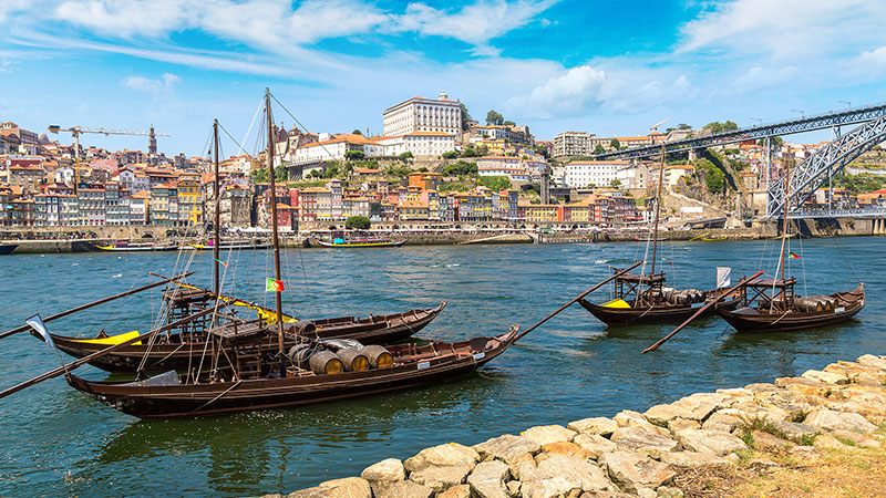 Portvinsbåter på elven Douro, med Porto i bakgrunnen