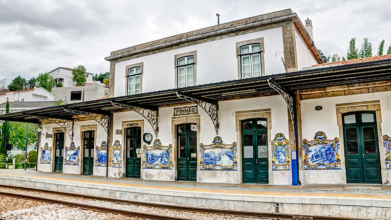 Togstasjonen i Pinhão med vakre fliser