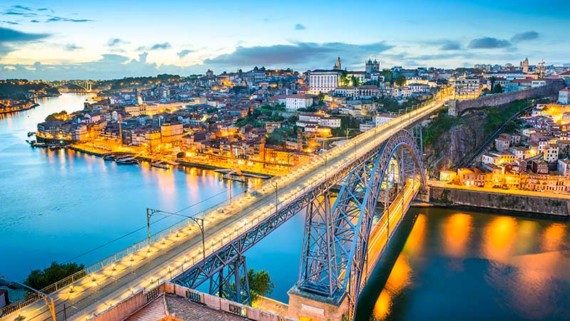 Porto og Dom Luis I-broen over Douro på kveldstid