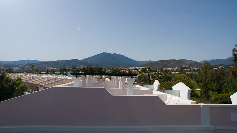 Utsikt mot fjellene fra terassen på toppen av Townhouse leilighet. 