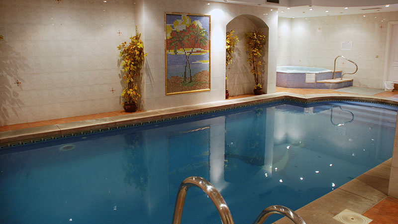 Svømmebasseng innendørs på hotellet. Et boblebad bassenget.