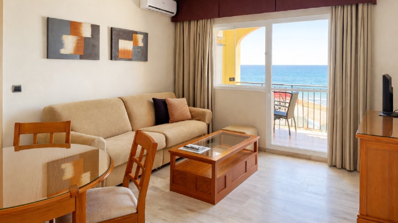 Stue Stue og balkong med havutsikt