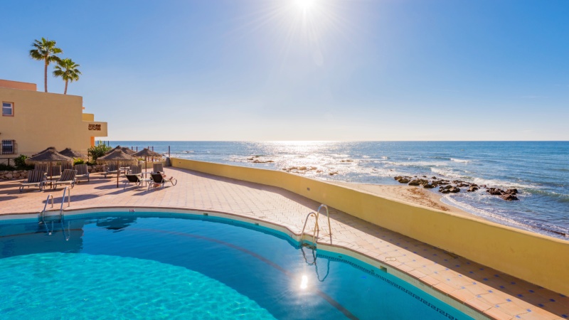 Basseng Basseng med havet bak