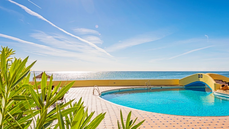 Basseng Basseng med havet bak