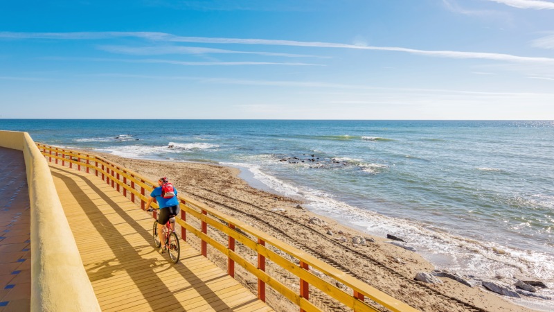 Strandpromenade Syklist på strandpromenaden