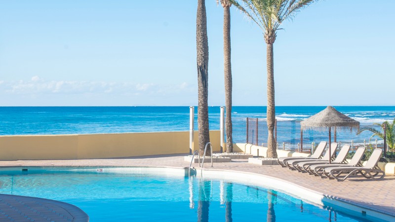 Basseng Basseng med havet bak