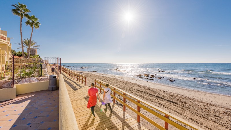 Strandpromenade Tur langs strandpromenaden