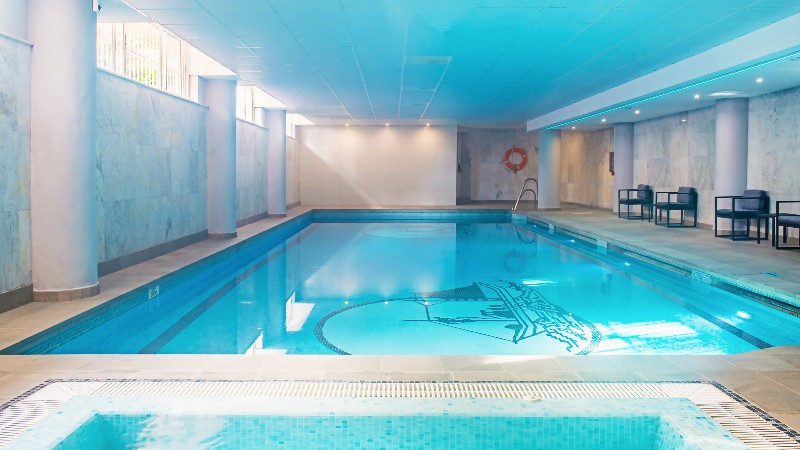 Innendørs svømmebasseng Innendørs svømmebasseng