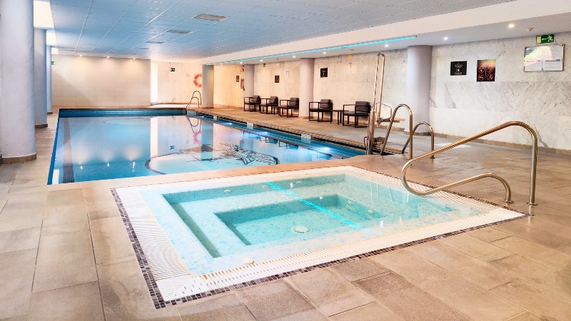 Innendørs svømmebasseng Innendørs svømmebasseng